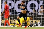 Jonathan Dos Santos celebra un gol con la camiseta de México.-DYLAN BUELL/ AFP