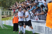 Gabri Gómez festeja con Carralero la consecución del primer tanto del encuentro de ayer contra el Real Valladolid B ante la alegría de la afición blanquinegra-ISRAEL L. MURILLO