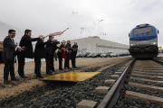 Las autoridades esperan la llegada de un tren al ramal.-PACO SANTAMARÍA