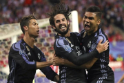 Xisco celebra su gol con Casemiro y Cristiano.-EFE