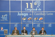 Clausura del XI Congreso de Juego de Castilla y León por parte del director general de Ordenación del Juego del Ministerio de Hacienda y Administraciones Públicas, Carlos Hernández (2ºI); del director general de Ordenación del Territorio y Administración -Ical