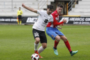 Chevi trata de deshacerse de un jugador del Navalcarnero en el partido de la primera vuelta.-SANTI OTERO