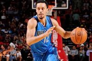 John Jenkins inicia la penetración en un partido con los Dallas Mavericks.-MAVS.COM