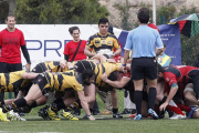 Las delanteras del UBU y delCAU completan los tiempos de la melé en el partido de ida disputado en Valencia.-SUPERDEPORTE