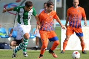 Gallo protege el balón ante la presión de un jugador de la Cebrereña.-RICARDO ORDÓÑEZ