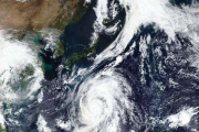 Vista satelital del tifón Hagibis sobre el territorio japonés.-