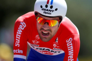 El ciclista holandés Tom Dumoulin, del equipo Giant Alpecin, cruza la línea de meta tras participar en la 13ª etapa del Tour de Francia en La Caverne du Pont-d'Arc.-EFE/Yoan Valat