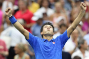Nishikori celebra la victoria ante Murray que le ha dado el paso a semifinales del Abierto de EEUU.-JERRY LAI
