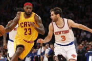 Calderón trata de frenar el avance de Carmelo Anthony.-Foto: AP / KATHY WILLENS
