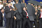 Personal de seguridad protege a Nicolás Maduro tras el atentado con drones en Venezuela. /-AP / XINHUA