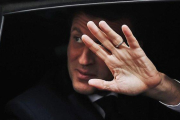 El presidente francés, Emmanuel Macron, saluda desde su vehículo el pasado domingo.-KAMIL ZIHNIOGLU (AP)