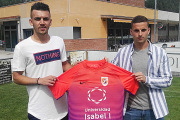 David Pascual y Asier Barahona posan con la camiseta del Promesas.-