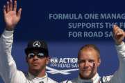 Valtteri Bottas, junto a Lewis Hamilton, en el Gran Premio de Bélgica del 2015.-ANDREJ ISAKOVIC