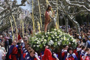 Cientos de cofrades y fieles acompañaron la entrada de la imagen en la Catedral.-RAÚL G. OCHOA