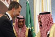 El rey Felipe VI es recibido por el monarca saudí Salman bin Abdelaziz, en Riad (Arabia Saudí).-AGENCIAS