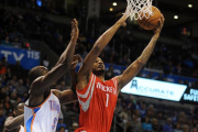 Serge Ibaka (izquierda) trata de impedir la canasta de Trevor Ariza, en un momento del partido entre los Thunder y los Rockets.-MARK D. SMITH