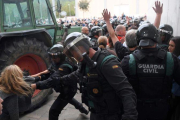 Actuación de la Guardia Civil durante el 1-O.-LLUÍS GENÉ (AFP)