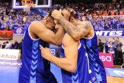 Sebas Saiz y Javi Vega se abrazan con Álex López tras lograr una victoria.-MARÍA GONZÁLEZ / SPB