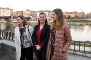 (De izq. a dcha), Dolores Pascual, Virgina Barcones y la alcaldesa mirandesa Aitana Hernando, posan junto al Ebro.-R. O.