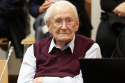 Oskar Gröning espera la proclamación de su veredicto, en Lüneburg, el 15 de julio del 2015.-/ EFE / TOBIAS SCHWARZ