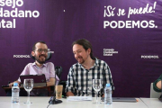 El líder de Podemos, Pablo Iglesias, junto al Secretario de Organización del partido, Pablo Echenique en el Consejo Ciudadano Estatal.-DAVID CASTRO