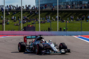 El piloto británico de Fórmula Uno, Lewis Hamilton de Mercedes AMG durante la segunda sesión de entrenamientos libres en el circuito autódromo de Sochi-EFE/Srdjan Suki