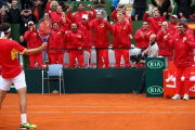 Albert Ramos celebra el triunfo definitivo contra Gran Bretaña con el banquillo español.-GETTY / JULIAN FINNEY