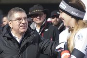 Thomas Bach, presidente del COI, con una participante en el Mundial de skeleton, el pasado sábado.-ANDREAS SCHAAD