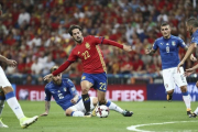 Isco avanza rodeado de contrarios durante el partido contra Italia.-MARISCAL / EFE