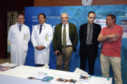 El director general de Salud Pública, Agustín Álvarez (C), informa sobre la campaña 'Unidos en la prevención del herpes zóster' en el Hospital Universitario de León.-ICAL