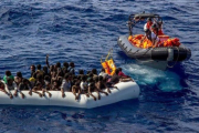 Operación de rescate de Médicos sin Fronteras de una sobrecargada embarcación neumática, a 26 millas de las costas de Libia, el 26 de octubre.-EFE / MSF