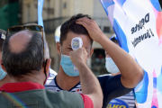 Un ciclista se deja tomar la temperatura en el control de firmas previo a la primera etapa. VUELTA A BURGOS