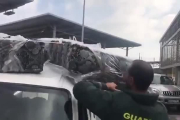 La Guardia Civil retira uno de los colchones en cuyo interior viajaba un inmigrante en Melilla.-