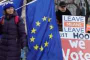 Una activista anti-brexit exhibe una bandera europea junto a un partidario de abandonar la UE en Londres.-AFP / TOLGA AKMEN
