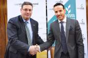 Germán Martínez (Caja Rural) yFélix Sancho (CB Miraflores) sellan el convenio de colaboración.-ISRAEL L. MURILLO