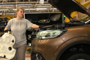 Una de las empleadas de Renault en la factoría de Villamuriel de Cerrato trabaja en el montaje de un Megane.-ICAL