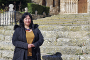 La alcaldesa, Montse Monje, posa junto a la iglesia de San Andrés. L. VELÁZQUEZ