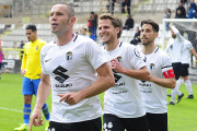 Cervero celebra junto a Beobide y Andrés el gol que consiguió ante Las Palmas Atlético.-ISRAEL L. MURILLO