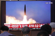 La gente mira un televisor que muestra una imagen de archivo del lanzamiento de misiles de Corea del Norte durante un programa de noticias en la estación de trenes de Seúl en Seúl, Corea del Sur, miércoles 31 de julio de 2019.-AHN YOUNG-JOON (AP)