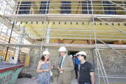 Un momento de la visita a las obras del centro de Villagonzalo.-RAÚL G. OCHOA
