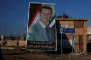 Retrato de asad en una zona de Alepo controlada por las tropas del régimen sirio.-OMAR SANADIKI REUTERS