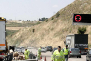 Operarios de la AP-1 y la Guardia Civil coordinan labores de seguridad vial y gestión del tráfico tras un accidente.-VÍCTOR HERRERO