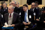 El expresidente de Bankia Rodrigo Rato (en primera fila) junto al resto de acusados, durante la primera sesión del juicio por la salida a bolsa de la entidad en el 2011 que se celebra en la Audiencia Nacional.-EFE