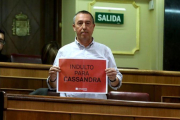 El diputado Joan Baldoví enseña un cartel a favor del indulto de la tuitera Cassandra Vera.-DAVID CASTRO