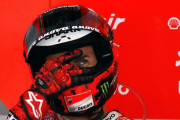 Jorge Lorenzo (Ducati) se duele en el corto ensayo que pudo hacer en Motegi (Japón)-EFE / KIMIMASA MAYAMA