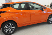 El nuevo modelo está ya a la venta en Ibermotor De Santiago, la concesión de Nissan de Burgos, donde se tomó la fotografía con este Micra de un naranja vibrante.-I. L. MURILLO