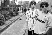 Liam y Noel Gallagher, con camisetas del Manchester City, en los años 90.-EL PERIÓDICO