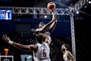 Nnoko lanza a canasta ante Diogu en la semifinal de la Copa Intercontinental que acoge El Cairo. FIBA