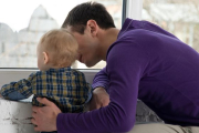 Un padre cuida de su hijo.-HANNA FLUNKER