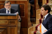 Albert Rivera pasa ante Mariano Rajoy en su escaño del Congreso.-/ JUAN MANUEL PRATS